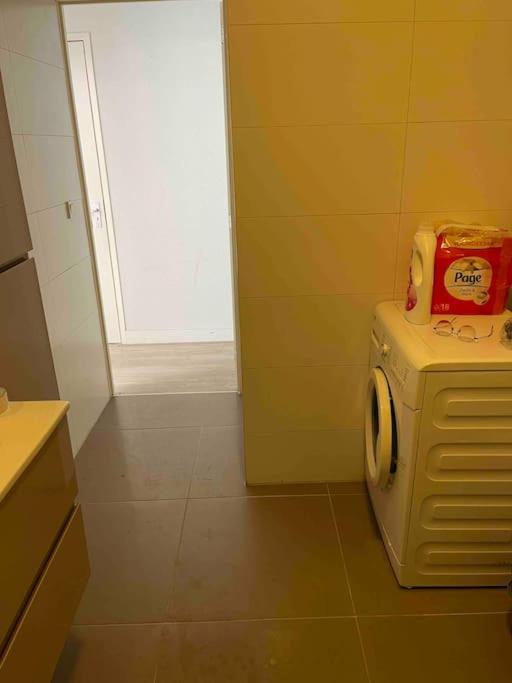 Private Double Bed Room Only With Balcony In Apartment Rotterdam Ngoại thất bức ảnh