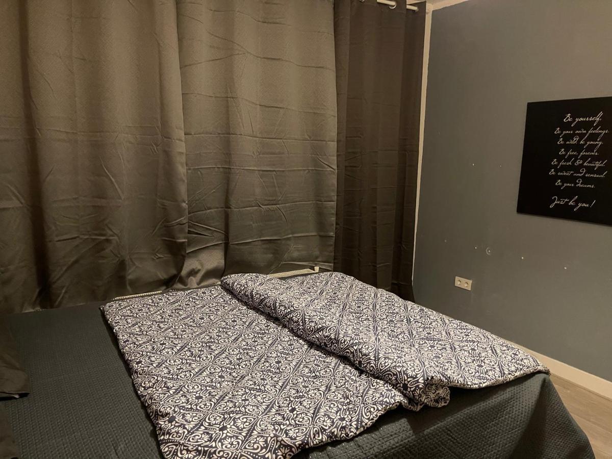 Private Double Bed Room Only With Balcony In Apartment Rotterdam Ngoại thất bức ảnh